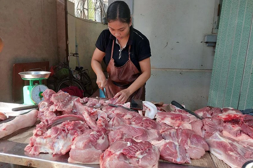 Giá heo hơi đã giảm nhưng giá thịt heo bán lẻ tại chợ vẫn chưa giảm tương ứng. Ảnh: AH Giá heo hơi đã giảm nhưng giá thịt heo bán lẻ tại chợ vẫn chưa giảm tương ứng. Ảnh: AH