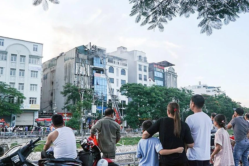Sau 5 giờ đồng hồ, khói vẫn bốc lên trên tầng cao của quán karaoke ở quận Cầu Giấy, Hà Nội. Ảnh: P.HÙNG Sau 5 giờ đồng hồ, khói vẫn bốc lên trên tầng cao của quán karaoke ở quận Cầu Giấy, Hà Nội. Ảnh: P.HÙNG