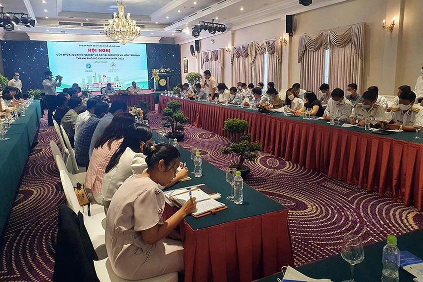 Các doanh nghiệp nêu nhiều vướng mắc tại buổi đối thoại. Ảnh: KIÊN CƯỜNG