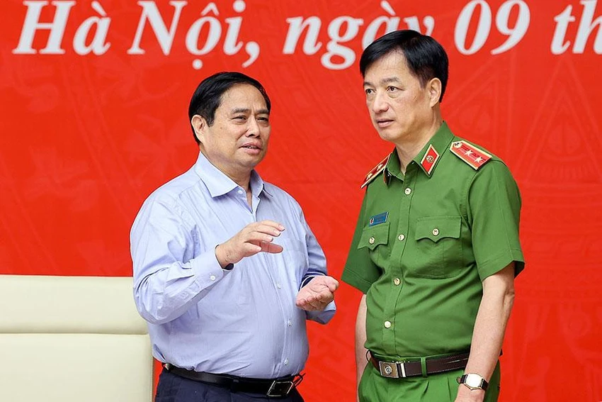 Thủ tướng trao đổi cùng Thứ trưởng Bộ Công an Nguyễn Duy Ngọc. Ảnh: VGP
