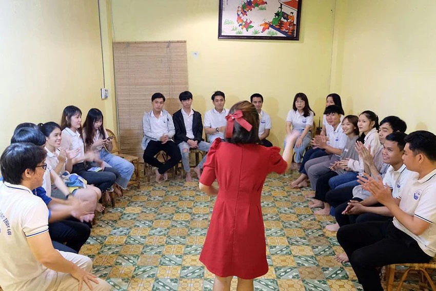 Tác giả (đứng) cùng các bạn sinh viên Trường ĐH Thủy lợi trong chương trình “Về Nhà, đọc sách sẻ chia”. Ảnh: NVCC Tác giả (đứng) cùng các bạn sinh viên Trường ĐH Thủy lợi trong chương trình “Về Nhà, đọc sách sẻ chia”. Ảnh: NVCC