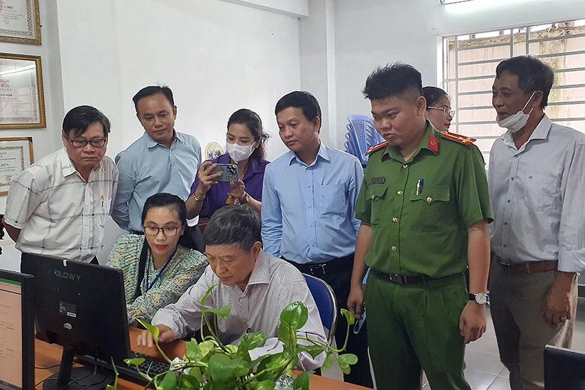 Người dân được hướng dẫn làm thủ tục tại điểm dịch vụ công trực tuyến ở lô A chung cư 43, phường 9, quận Phú Nhuận, TP.HCM. Ảnh: NGUYỄN YÊN