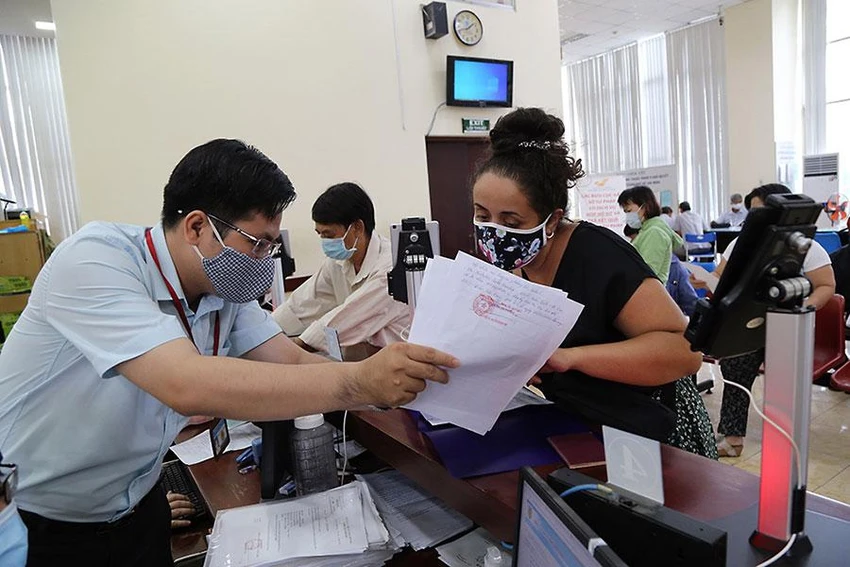 UBND TP.HCM đề nghị các cơ quan, đơn vị có cơ chế khuyến khích người dân, doanh nghiệp đóng góp, hiến kế cải cách hành chính. Ảnh: HOÀNG GIANG