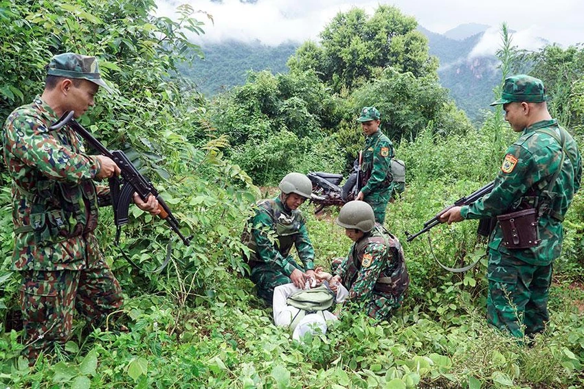 Lực lượng Bộ đội biên phòng tỉnh Sơn La mật phục đánh bắt kẻ mua bán, vận chuyển ma túy qua biên giới. Ảnh: PHI HÙNG