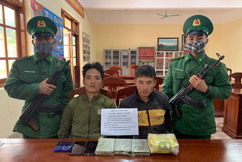 Vàng A Hảng và Vàng A Sớ cùng tang vật bị Bộ đội biên phòng tỉnh Sơn La bắt giữ ngày 16-12-2020. Ảnh: LÊ ĐỒNG