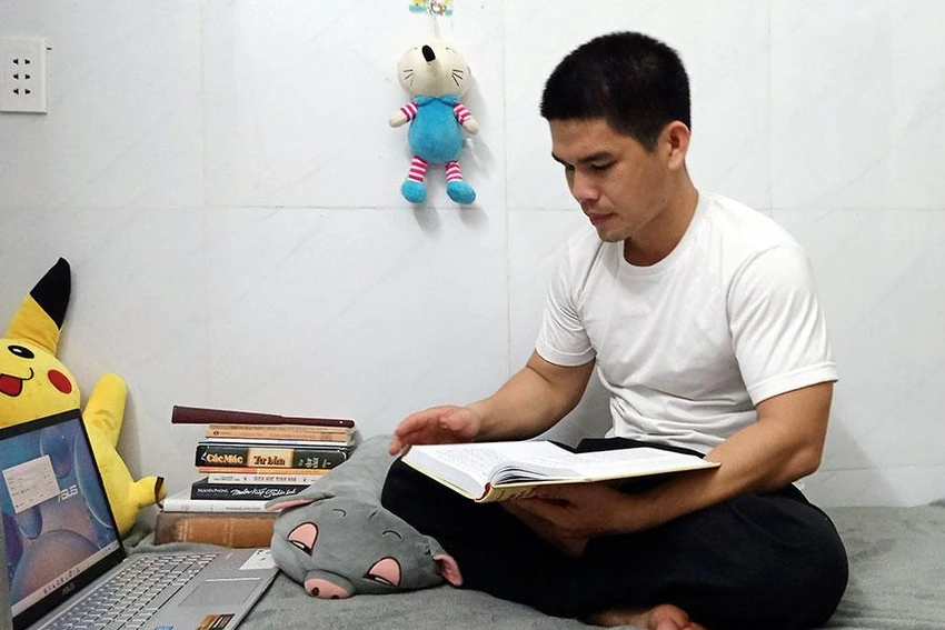 Anh Ngô Đỗ Trường Long trong căn phòng trọ của mình ở quận 12. Ảnh: NVCC Anh Ngô Đỗ Trường Long trong căn phòng trọ của mình ở quận 12. Ảnh: NVCC
