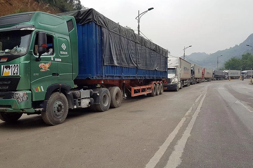Cảnh xe chở hàng xuất sang Trung Quốc xếp hàng dài đợi tại khu vực cửa khẩu Tân Thanh, Lạng Sơn. (Ảnh chụp ngày 16-3.) Ảnh: NGHĨA NHÂN