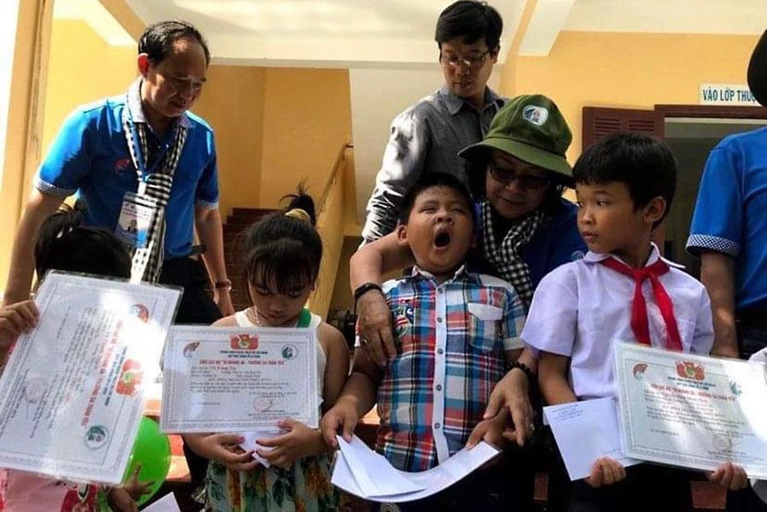 Học sinh Trường Tiểu học Sinh Tồn, ngôi trường do Quỹ Vừ A Dính, Báo Pháp Luật TP. HCM và HTV vận động xây dựng. Ảnh: ĐH Học sinh Trường Tiểu học Sinh Tồn, ngôi trường do Quỹ Vừ A Dính, Báo Pháp Luật TP. HCM và HTV vận động xây dựng. Ảnh: ĐH