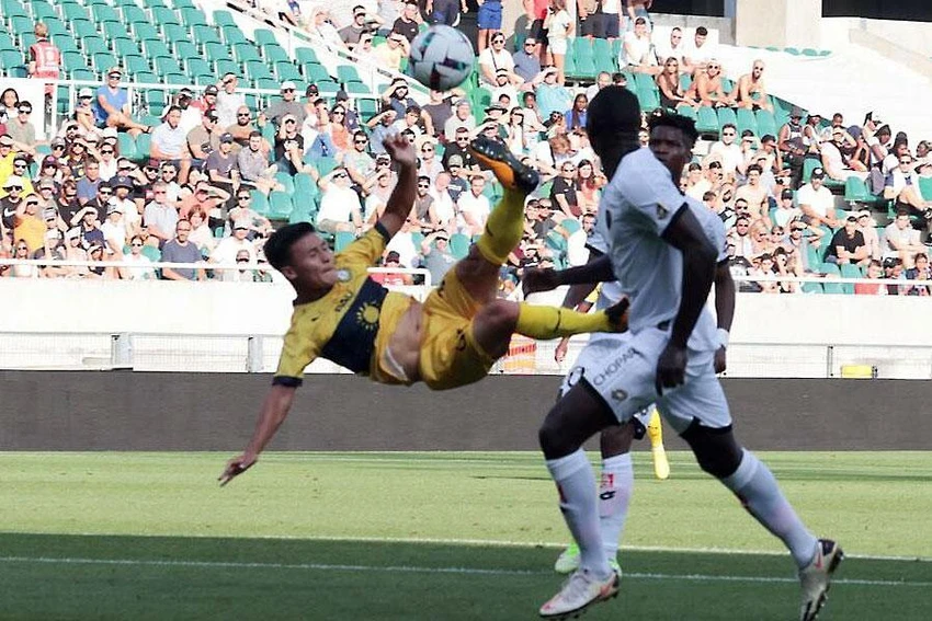 Quang Hải luôn cố gắng trong những trận đấu ở Ligue 2 nhưng Pau FC vẫn chưa biết thắng. Ảnh: AN