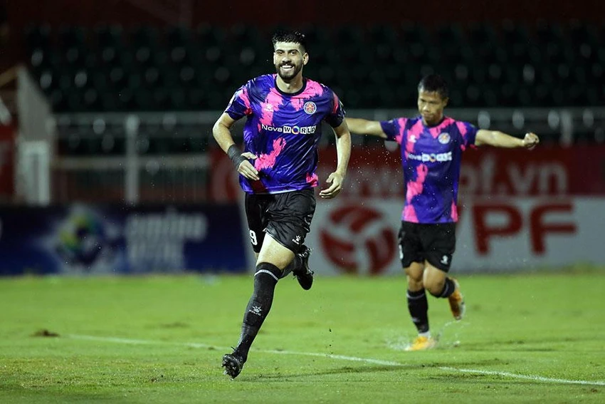 Ngoại binh của Sài Gòn FC đã tìm thấy nụ cười ở trận thắng Hà Tĩnh 3-2. Ảnh: ANH PHƯƠNG