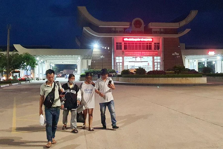 Gia đình đón bé D ở cửa khẩu Mộc Bài. Ảnh: N.TÂN - N.YÊN Gia đình đón bé D ở cửa khẩu Mộc Bài. Ảnh: N.TÂN - N.YÊN