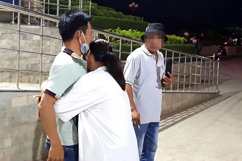 Bé D ôm chầm lấy cha ở cửa khẩu. Ảnh: N.TÂN - N.YÊN Bé D ôm chầm lấy cha ở cửa khẩu. Ảnh: N.TÂN - N.YÊN