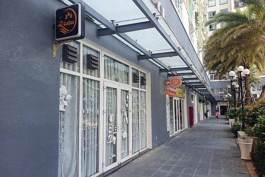 Các shophouse thường kêu khó với BQT về quyền sở hữu chung và riêng tại chung cư. Ví dụ thuê shophouse để bán cà phê nhưng không được bày bàn ghế ra hành lang. Ảnh minh họa: H.VŨ Các shophouse thường kêu khó với BQT về quyền sở hữu chung và riêng tại chung cư. Ví dụ thuê shophouse để bán cà phê nhưng không được bày bàn ghế ra hành lang. Ảnh minh họa: H.VŨ
