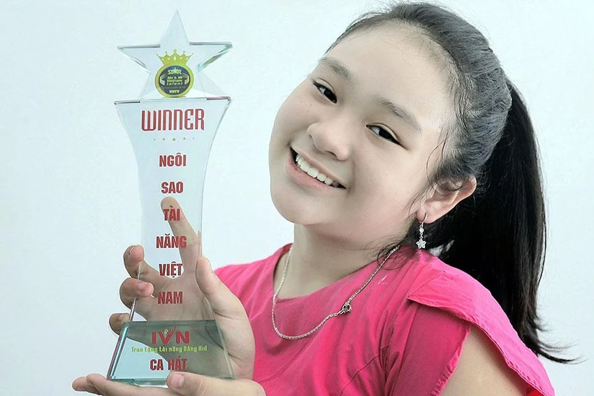 Giây phút Hoàng Lam đăng quang quán quân “Tài năng ca hát dòng nhạc trẻ”. (Ảnh gia đình cung cấp) Giây phút Hoàng Lam đăng quang quán quân “Tài năng ca hát dòng nhạc trẻ”. (Ảnh gia đình cung cấp)