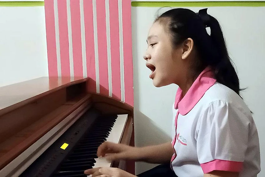 Hoàng Lam tập hát opera hằng ngày ở nhà. (Ảnh gia đình cung cấp) Hoàng Lam tập hát opera hằng ngày ở nhà. (Ảnh gia đình cung cấp)