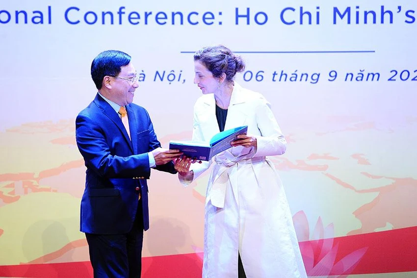 Phó Thủ tướng thường trực Phạm Bình Minh trao tặng sách cho Tổng giám đốc UNESCO Audrey Azoulay. Ảnh: TTXVN Phó Thủ tướng thường trực Phạm Bình Minh trao tặng sách cho Tổng giám đốc UNESCO Audrey Azoulay. Ảnh: TTXVN