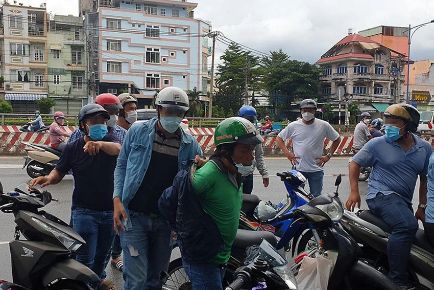 Công an theo dõi, bắt quả tang Thành cướp giật 1 triệu đồng của bà L. Ảnh: TÂN - YÊN Công an theo dõi, bắt quả tang Thành cướp giật 1 triệu đồng của bà L. Ảnh: TÂN - YÊN