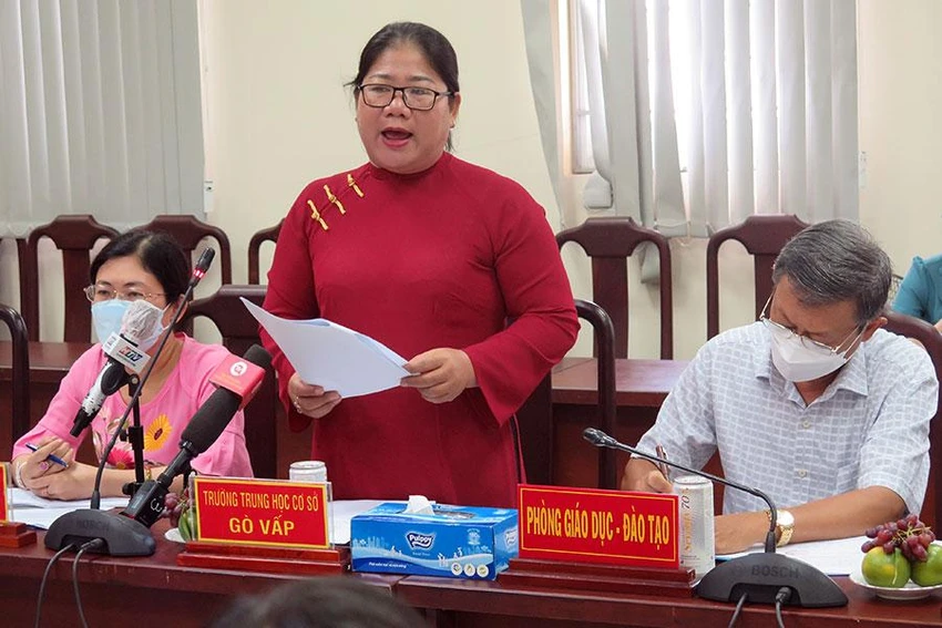 Bà Hoàng Thị Thu, Hiệu trưởng Trường THCS Gò Vấp (quận Gò Vấp), báo cáo tại buổi giám sát của Đoàn đại biểu Quốc hội TP.HCM chiều 14-9. Ảnh: PHẠM ANH Bà Hoàng Thị Thu, Hiệu trưởng Trường THCS Gò Vấp (quận Gò Vấp), báo cáo tại buổi giám sát của Đoàn đại biểu Quốc hội TP.HCM chiều 14-9. Ảnh: PHẠM ANH