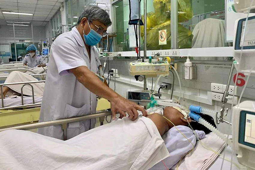 Nhân viên y tế BV Bệnh nhiệt đới TP.HCM tất bật chăm sóc bệnh nhân sốt xuất huyết nặng. Ảnh: HOÀNG LAN Nhân viên y tế BV Bệnh nhiệt đới TP.HCM tất bật chăm sóc bệnh nhân sốt xuất huyết nặng. Ảnh: HOÀNG LAN