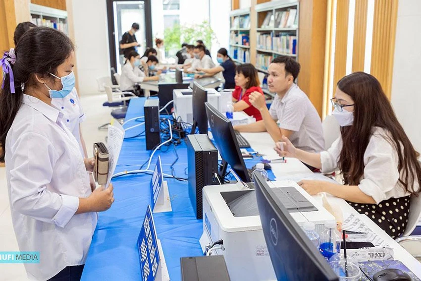 Thí sinh làm thủ tục nhập học vào trường đại học tại TP.HCM. Ảnh: NT