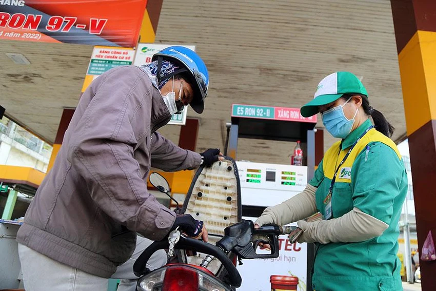 Nhiều ý kiến đề xuất nên bỏ đánh thuế tiêu thụ đặc biệt với mặt hàng xăng. Ảnh: HOÀNG GIANG Nhiều ý kiến đề xuất nên bỏ đánh thuế tiêu thụ đặc biệt với mặt hàng xăng. Ảnh: HOÀNG GIANG