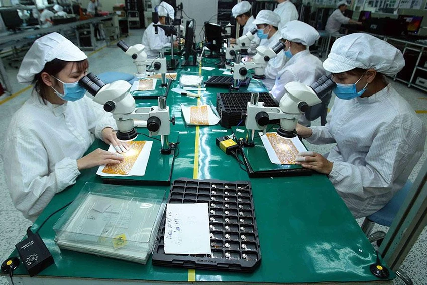 Theo báo cáo của Bộ KH&amp;ĐT thể hiện tăng trưởng kinh tế của Việt Nam có sự phục hồi tích cực kể từ đầu năm 2022. Trong ảnh: Sản xuất linh kiện điện tử tại Công ty TNHH 4P (Văn Giang, Hưng Yên) có vốn đầu tư trong nước. Ảnh: TTXVN