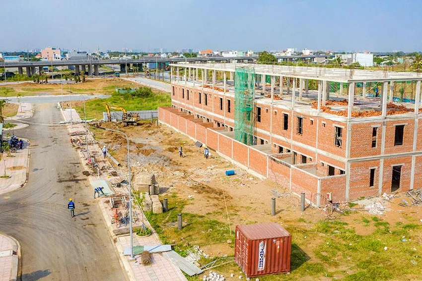 Một số chuyên gia cho rằng bất động sản hình thành trong tương lai cần được rà soát pháp lý qua các sàn giao dịch. Ảnh minh họa: Q.HUY Một số chuyên gia cho rằng bất động sản hình thành trong tương lai cần được rà soát pháp lý qua các sàn giao dịch. Ảnh minh họa: Q.HUY