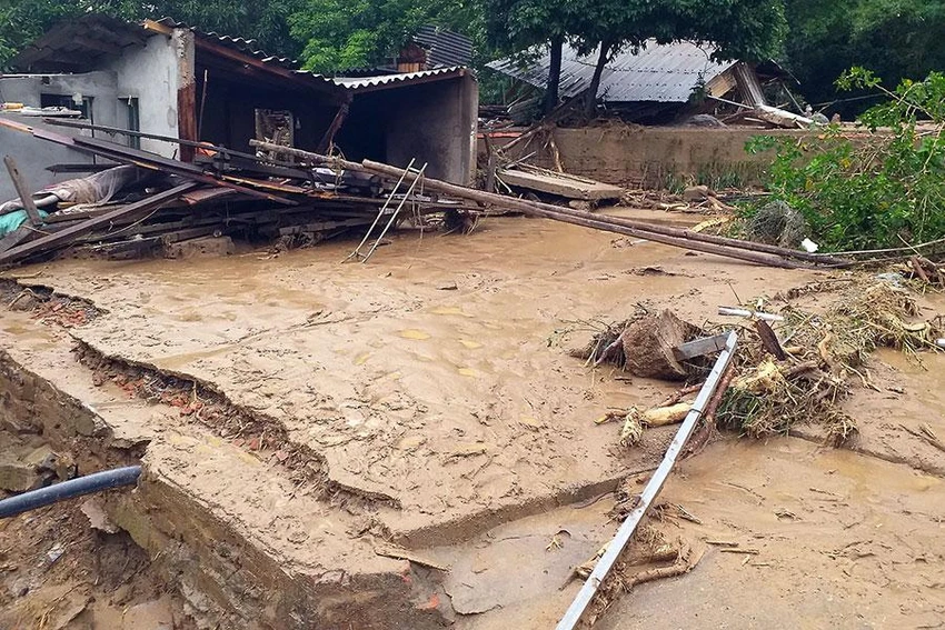 Lũ cuốn trôi nhà và con gái bốn tháng tuổi của vợ chồng chị Và Y Dở (19 tuổi, trú tại xã Tà Cạ). Ảnh: Đ.LƯƠNG Lũ cuốn trôi nhà và con gái bốn tháng tuổi của vợ chồng chị Và Y Dở (19 tuổi, trú tại xã Tà Cạ). Ảnh: Đ.LƯƠNG