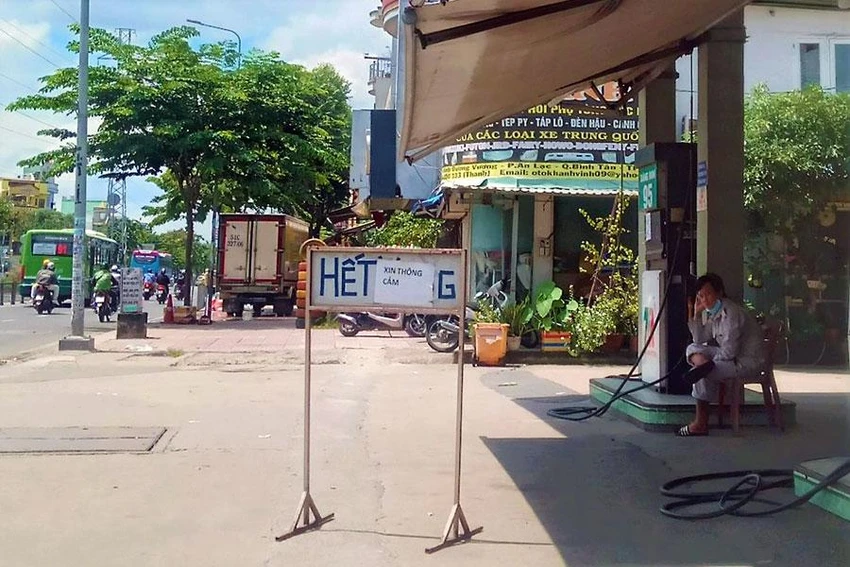 Một cửa hàng xăng tại quận Bình Tân, TP.HCM thông báo hết xăng vào trưa 5-10. Ảnh: TÚ UYÊN Một cửa hàng xăng tại quận Bình Tân, TP.HCM thông báo hết xăng vào trưa 5-10. Ảnh: TÚ UYÊN