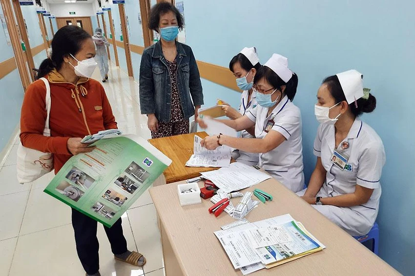 Điều dưỡng BV Ung bướu TP.HCM đang hướng dẫn bệnh nhân khám bệnh. Ảnh:TRẦN NGỌC Điều dưỡng BV Ung bướu TP.HCM đang hướng dẫn bệnh nhân khám bệnh. Ảnh:TRẦN NGỌC