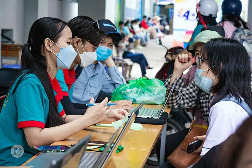 Thí sinh làm thủ tục nhập học vào trường đại học tại TP.HCM. Ảnh: NT Thí sinh làm thủ tục nhập học vào trường đại học tại TP.HCM. Ảnh: NT