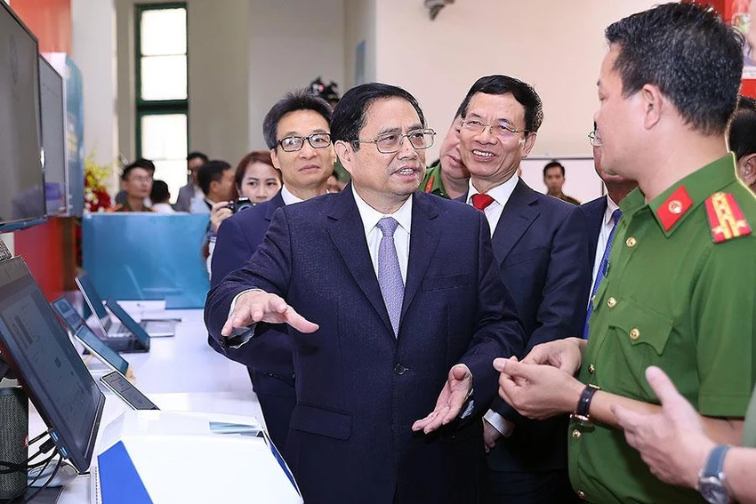 Thủ tướng Phạm Minh Chính tham quan trưng bày ứng dụng công nghệ số. Ảnh: TTXVN Thủ tướng Phạm Minh Chính tham quan trưng bày ứng dụng công nghệ số. Ảnh: TTXVN