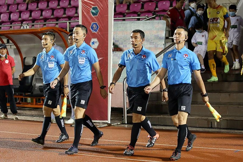 Trọng tài FIFA Ngô Duy Lân (thứ hai từ trái sang) lại bị treo còi. Ảnh: ANH PHƯƠNG Trọng tài FIFA Ngô Duy Lân (thứ hai từ trái sang) lại bị treo còi. Ảnh: ANH PHƯƠNG