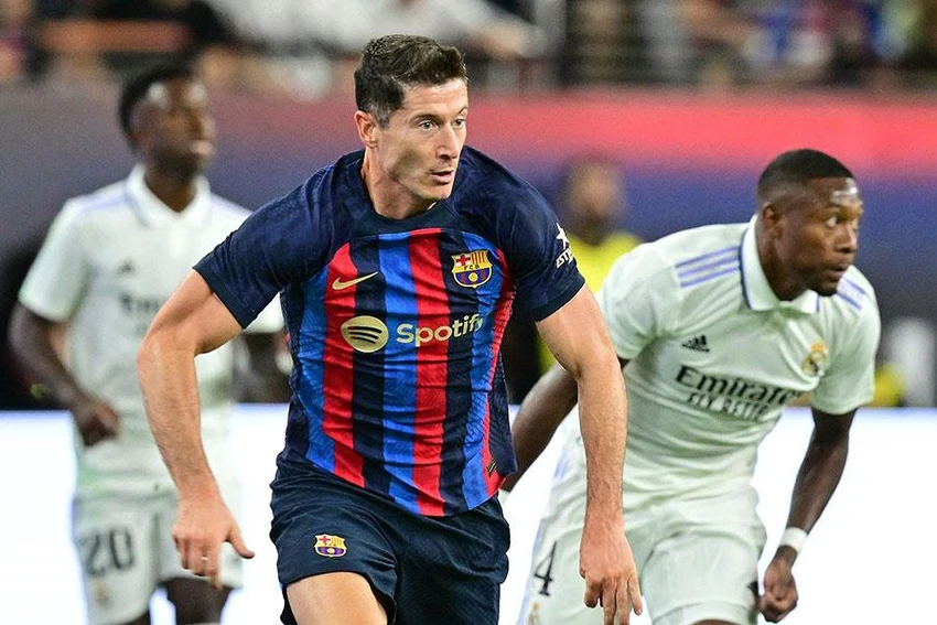 Lewandowski và đồng đội Barca gặp nhiều thách thức ở sân Bernabeu. Ảnh: GETTY Lewandowski và đồng đội Barca gặp nhiều thách thức ở sân Bernabeu. Ảnh: GETTY