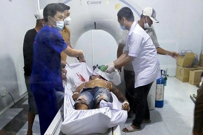 Một trong bốn người bị thương được đưa đi cấp cứu. Ảnh: DIỄM HẰNG