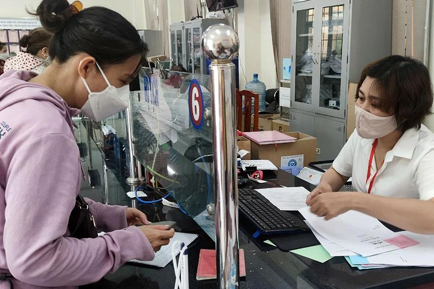 Người dân đến làm thủ tục hành chính tại UBND phường 5, quận Gò Vấp. Ảnh: NGUYỄN HIỀN Người dân đến làm thủ tục hành chính tại UBND phường 5, quận Gò Vấp. Ảnh: NGUYỄN HIỀN