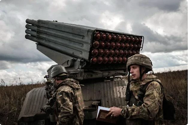 Binh sĩ Ukraine chuẩn bị bắn tên lửa BM-21 Grad về phía các vị trí của Nga ở tỉnh Kharkiv vào ngày 4-10. Ảnh: AFP