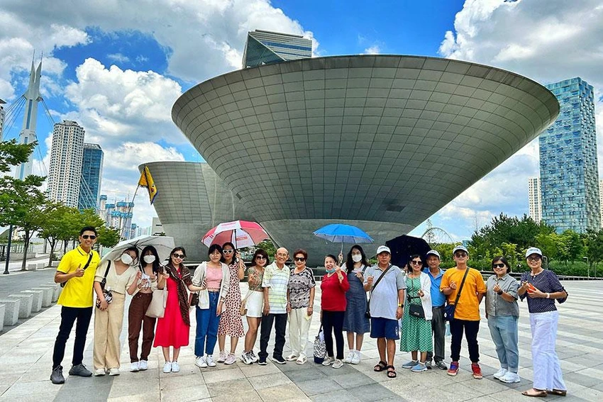 Tour du lịch Hàn Quốc, Nhật Bản được du khách lựa chọn nhiều trong dịp tết Nguyên đán Quý Mão 2023. Ảnh: THU TRINH Tour du lịch Hàn Quốc, Nhật Bản được du khách lựa chọn nhiều trong dịp tết Nguyên đán Quý Mão 2023. Ảnh: THU TRINH