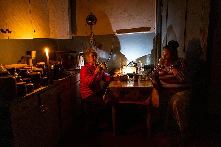 Nhà bà Natalia Zemko (trái) và con gái Lesya Zemko (phải) ở thủ đô Kiev (Ukraine) phải dùng đèn cầy thắp sáng vì thiếu điện ngày 22-10. Ảnh: THE GUARDIAN