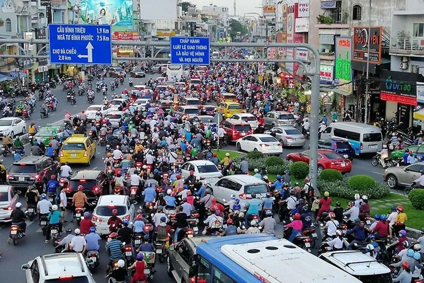 Ùn tắc giao thông tại ngã tư Hàng Xanh khá phổ biến. Ảnh: ĐÀO TRANG Ùn tắc giao thông tại ngã tư Hàng Xanh khá phổ biến. Ảnh: ĐÀO TRANG