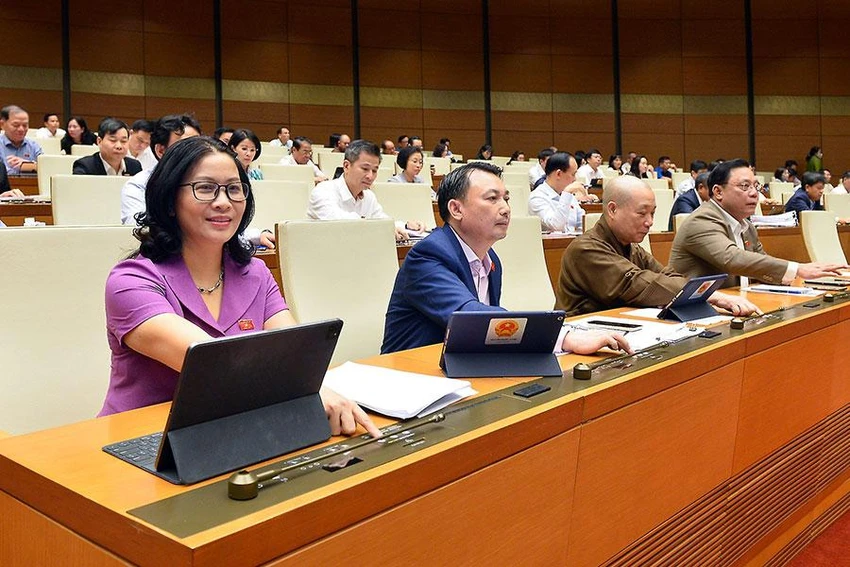 Các đại biểu Quốc hội bấm nút thông qua dự thảo Luật sửa đổi, bổ sung một số điều của Luật Tần số vô tuyến điện chiều 9-11. Ảnh: QH Các đại biểu Quốc hội bấm nút thông qua dự thảo Luật sửa đổi, bổ sung một số điều của Luật Tần số vô tuyến điện