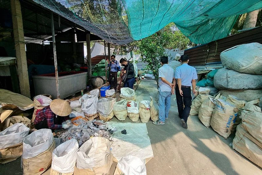 Huyện Bình Chánh tăng cường kiểm tra và xử phạt các cơ sở gây ô nhiễm môi trường. Ảnh: NC Huyện Bình Chánh tăng cường kiểm tra và xử phạt các cơ sở gây ô nhiễm môi trường. Ảnh: NC