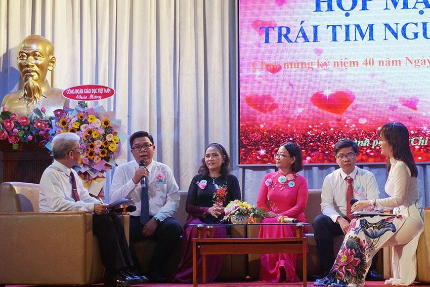 Thầy Huỳnh Đình Nhân (thứ hai từ trái), giáo viên Trường THPT Trần Khai Nguyên, đang chia sẻ câu chuyện của mình. Ảnh: NGUYỄN QUYÊN Thầy Huỳnh Đình Nhân (thứ hai từ trái), giáo viên Trường THPT Trần Khai Nguyên, đang chia sẻ câu chuyện của mình. Ảnh: NGUYỄN QUYÊN