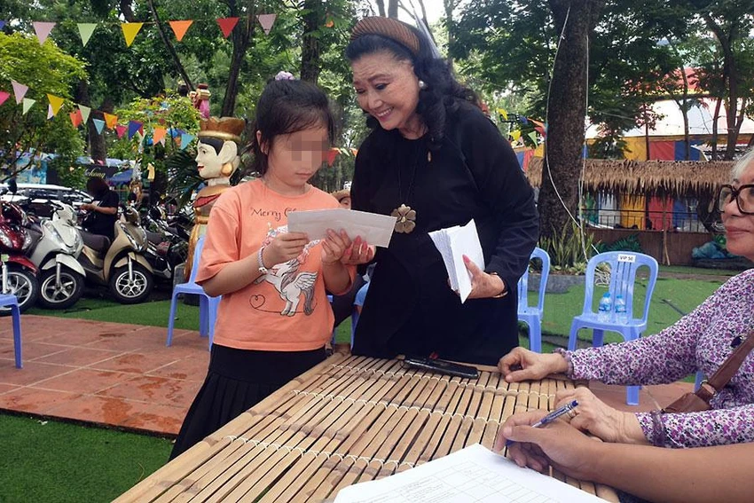 NSND Kim Cương tặng tiền hỗ trợ các trẻ em. Ảnh: VĂN HÀ NSND Kim Cương tặng tiền hỗ trợ các trẻ em. Ảnh: VĂN HÀ