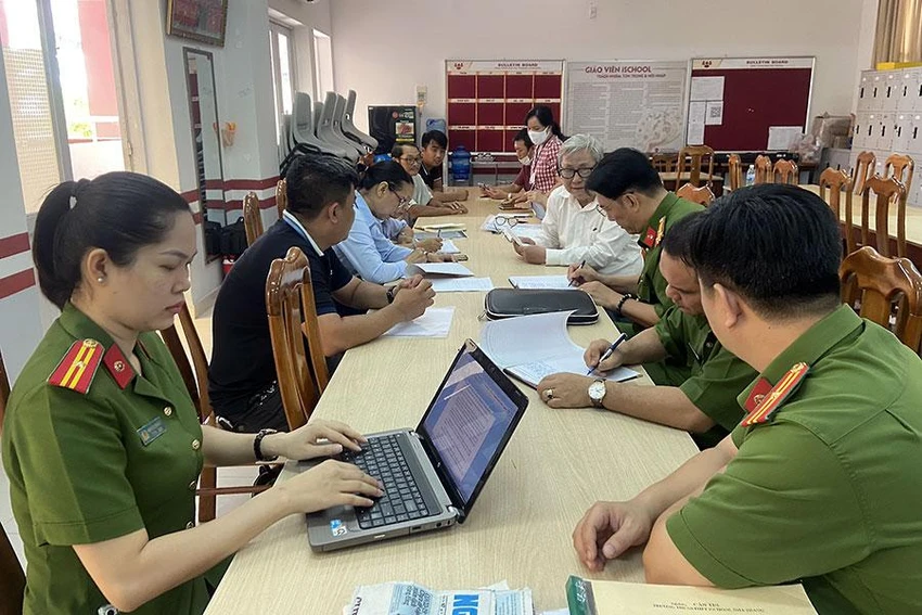 Công an làm việc với Trường iSchool Nha Trang vào ngày 18-11. Ảnh: TQ