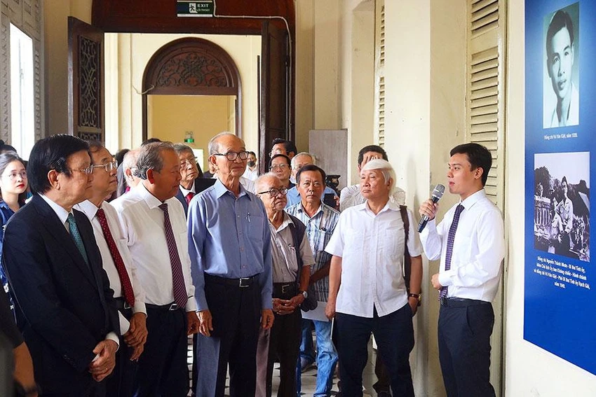 Nguyên Chủ tịch nước Trương Tấn Sang, nguyên Phó Thủ tướng thường trực Chính phủ Trương Hòa Bình, nguyên Chủ tịch UBND TP.HCM Võ Viết Thanh… và các đại biểu dự triển lãm “Dấu ấn Thủ tướng Võ Văn Kiệt” tại Bảo tàng TP sáng 21-11. Ảnh: TÚ NGÂN