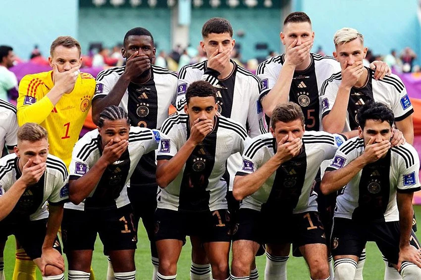 Đội tuyển Đức phản ứng lệnh cấm vô lý của FIFA bằng hành động tố cáo “FIFA bịt miệng chúng tôi”. Đội tuyển Đức phản ứng lệnh cấm vô lý của FIFA bằng hành động tố cáo “FIFA bịt miệng chúng tôi”.