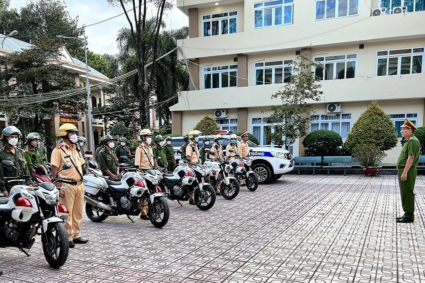 Tổ tuần tra đặc biệt 171 (Công an thị xã Tân Uyên) liên tục tuần tra đảm bảo tình hình an ninh trật tự. Ảnh: LÊ ÁNH Tổ tuần tra đặc biệt 171 (Công an thị xã Tân Uyên) liên tục tuần tra đảm bảo tình hình an ninh trật tự. Ảnh: LÊ ÁNH