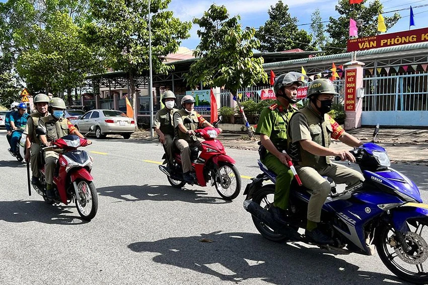 Công an phường Phú Chánh liên tục tuần tra đảm bảo tình hình an ninh trật tự. Ảnh: LÊ ÁNH Công an phường Phú Chánh liên tục tuần tra đảm bảo tình hình an ninh trật tự. Ảnh: LÊ ÁNH