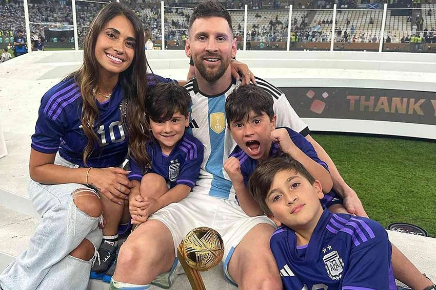 Messi cùng danh hiệu Quả bóng vàng bên gia đình mình. Ảnh: GETTY IMAGES Messi cùng danh hiệu Quả bóng vàng bên gia đình mình. Ảnh: GETTY IMAGES